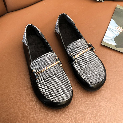 Pantofi casual dama in carouri cu talpa plata si element metalic