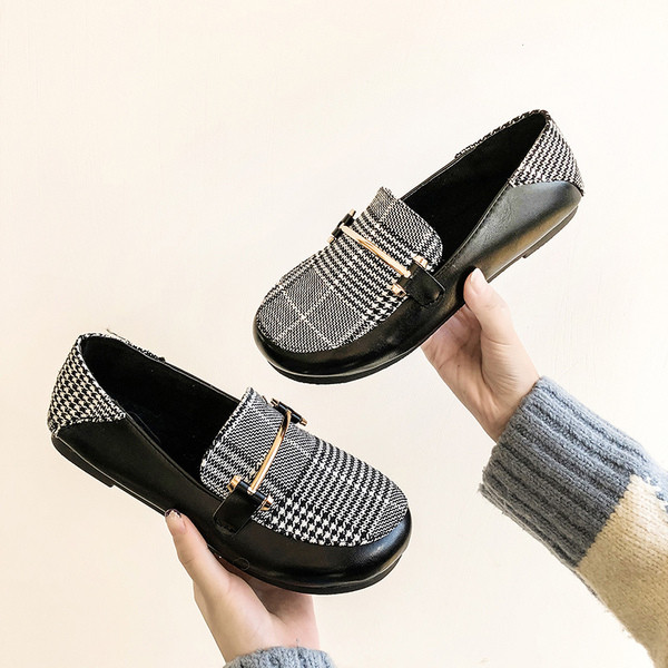 Pantofi casual dama in carouri cu talpa plata si element metalic