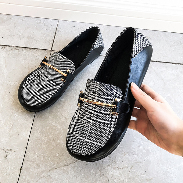 Pantofi casual dama in carouri cu talpa plata si element metalic