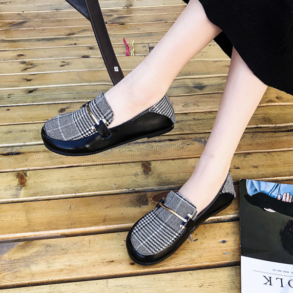 Pantofi casual dama in carouri cu talpa plata si element metalic