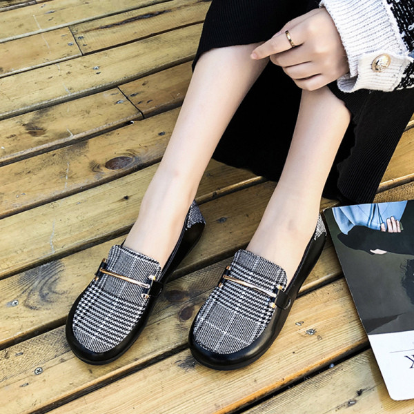 Pantofi casual dama in carouri cu talpa plata si element metalic