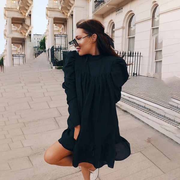 Ikdienas sieviešu īsa kleita ar augstu apkakli un garām platām piedurknēm