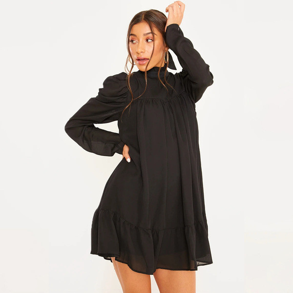 Ikdienas sieviešu īsa kleita ar augstu apkakli un garām platām piedurknēm