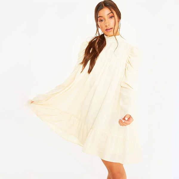 Ikdienas sieviešu īsa kleita ar augstu apkakli un garām platām piedurknēm