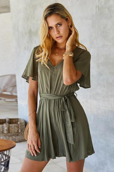 Női alkalmi overall övvel és spitz nyakkivágással