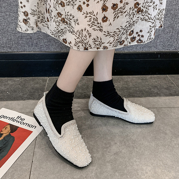 Női alkalmi cipő gyöngy elemmel, lapos talppal