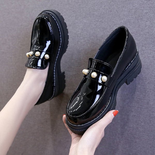 Pantofi din piele lacuita cu element-perle de culoare neagra