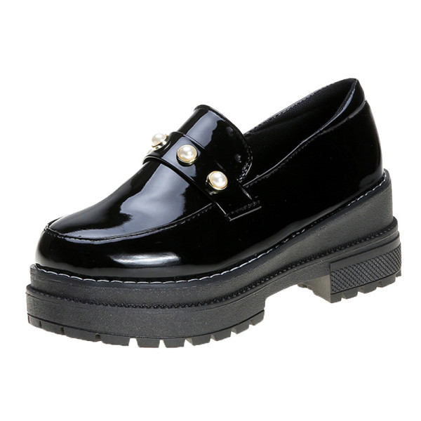 Pantofi din piele lacuita cu element-perle de culoare neagra