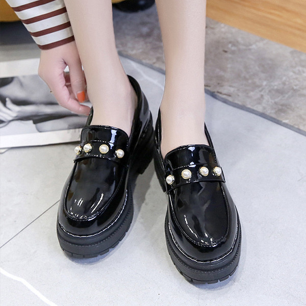 Pantofi din piele lacuita cu element-perle de culoare neagra