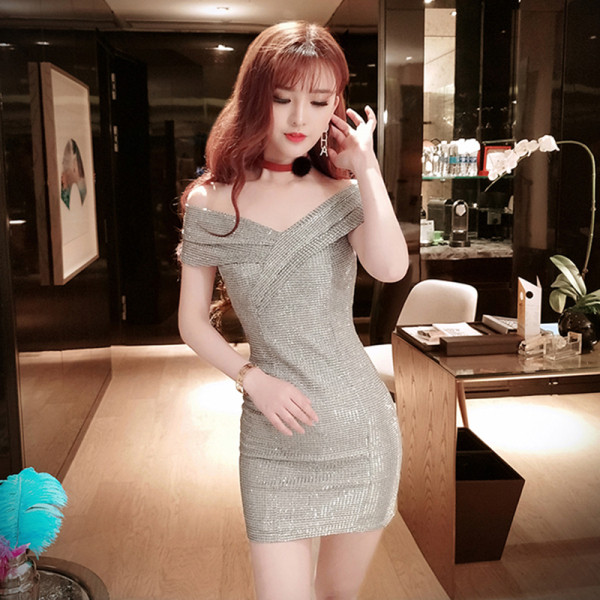 Стилна дамска лъскава рокля с шпиц деколте 