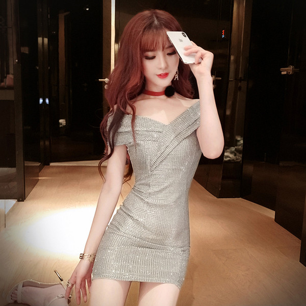 Стилна дамска лъскава рокля с шпиц деколте 