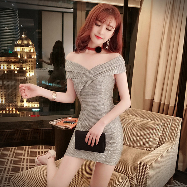 Стилна дамска лъскава рокля с шпиц деколте 