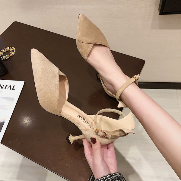 Ikdienas sieviešu apavi ar plānu papēdi un siksnu