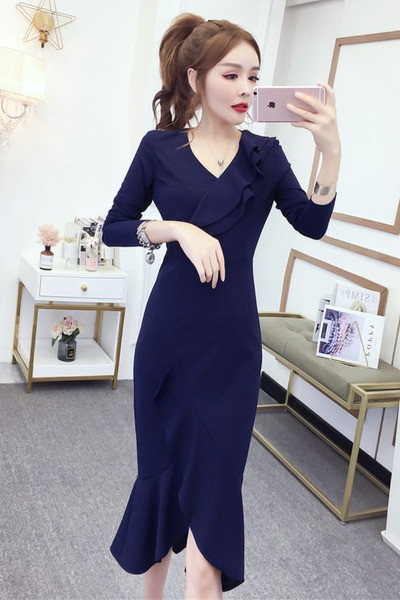 Hosszú, aszimmetrikus női ruha spitz nyakkivágással