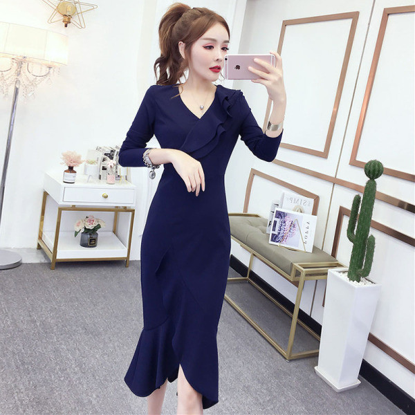 Hosszú, aszimmetrikus női ruha spitz nyakkivágással