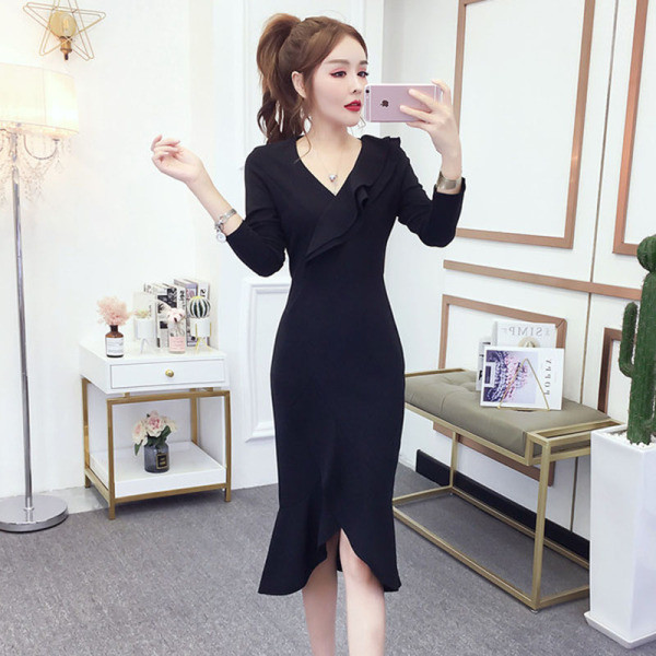 Hosszú, aszimmetrikus női ruha spitz nyakkivágással