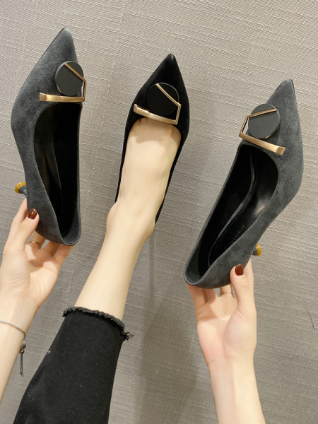 Stilīgas sieviešu kurpes ar 7 cm papēdi un metāla elementu