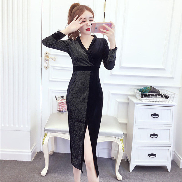 Rochie modernă de damă cu fante și decolteu în V