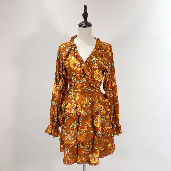 Laisvalaikio suknelė su gilia V formos iškirpte ir garbanomis