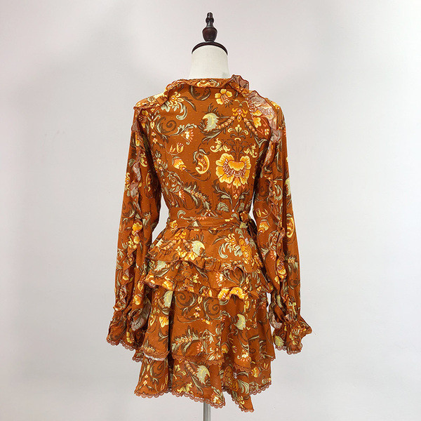 Laisvalaikio suknelė su gilia V formos iškirpte ir garbanomis