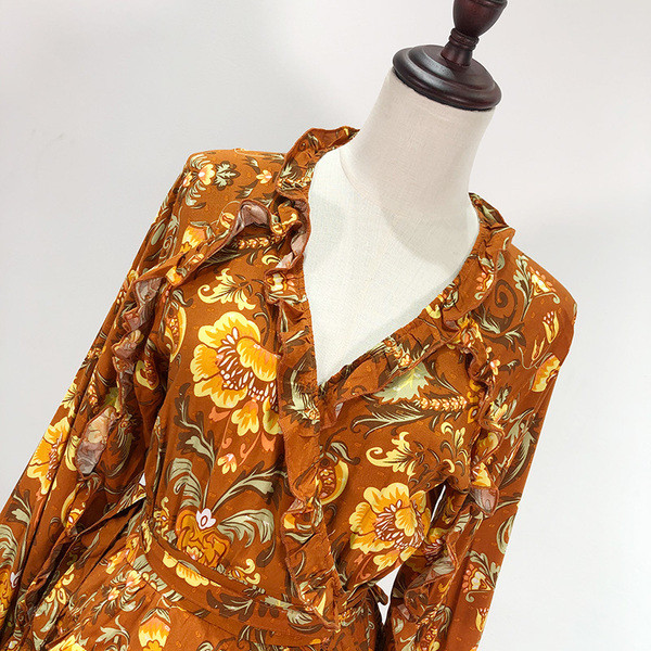 Laisvalaikio suknelė su gilia V formos iškirpte ir garbanomis