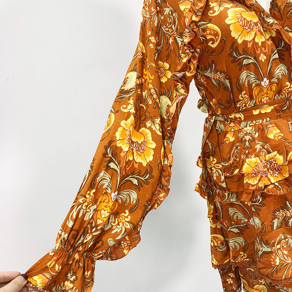 Laisvalaikio suknelė su gilia V formos iškirpte ir garbanomis