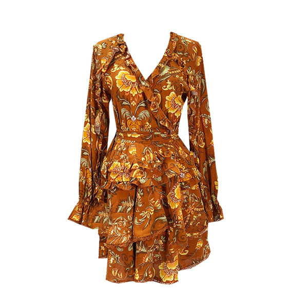 Laisvalaikio suknelė su gilia V formos iškirpte ir garbanomis