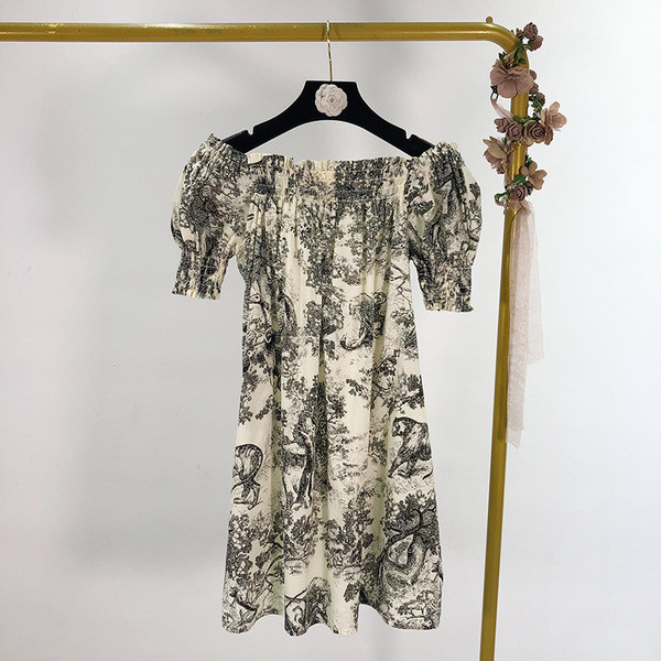 Sieviešu ikdienas īsa kleita ar atkailinātiem pleciem