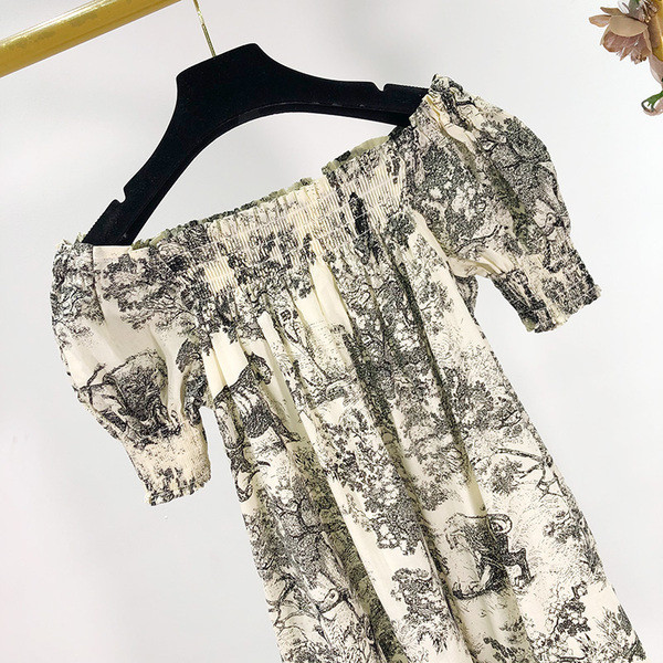 Sieviešu ikdienas īsa kleita ar atkailinātiem pleciem