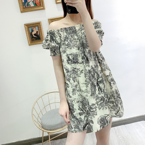 Sieviešu ikdienas īsa kleita ar atkailinātiem pleciem