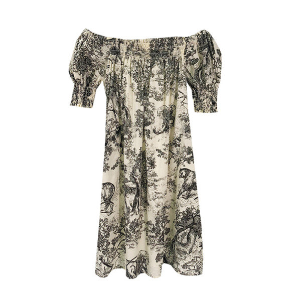 Sieviešu ikdienas īsa kleita ar atkailinātiem pleciem