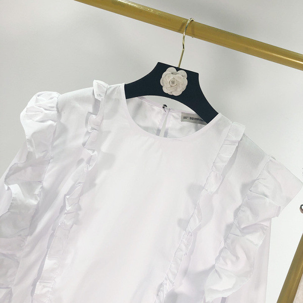 Sieviešu ikdienas blūze ar cirtām un garām piedurknēm