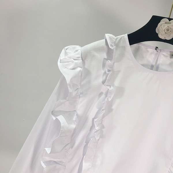 Sieviešu ikdienas blūze ar cirtām un garām piedurknēm