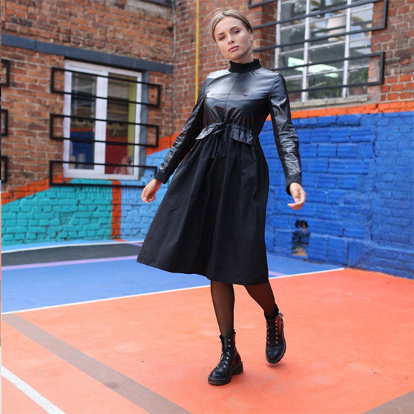 JAUNA modeļa sieviešu īsā kleita ar saitēm viduklī un augstu apkakli