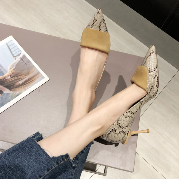 Stilingi moteriški batai su gyvatės raštu ir plonu kulnu