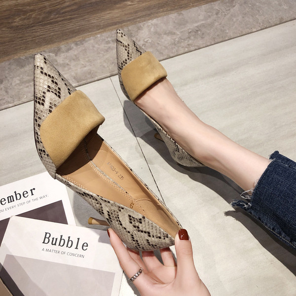 Stilingi moteriški batai su gyvatės raštu ir plonu kulnu