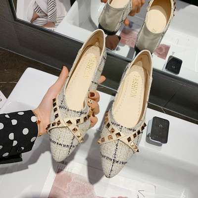 Laisvalaikio moteriški batai su metaliniu elementu ir lygiu padu