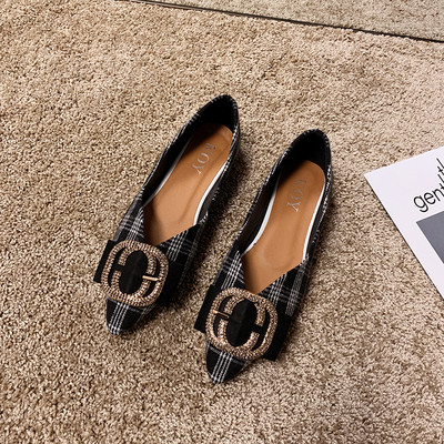 Plediniai moteriški batai su metaliniu elementu ir lygiu padu