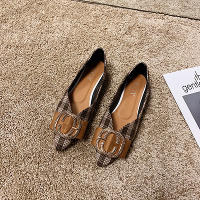 Plediniai moteriški batai su metaliniu elementu ir lygiu padu