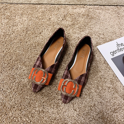 Plediniai moteriški batai su metaliniu elementu ir lygiu padu