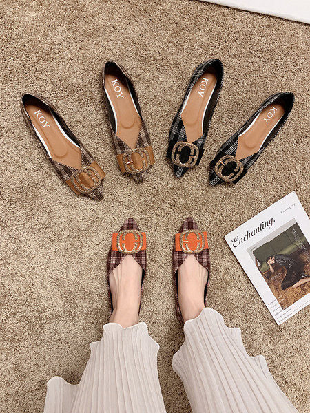 Plediniai moteriški batai su metaliniu elementu ir lygiu padu