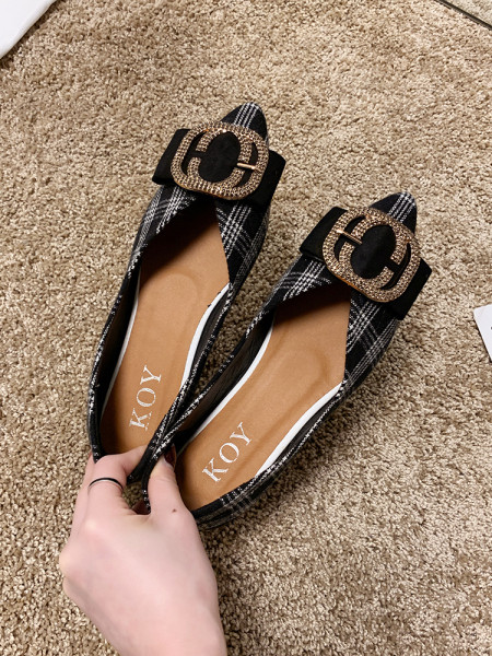 Plediniai moteriški batai su metaliniu elementu ir lygiu padu