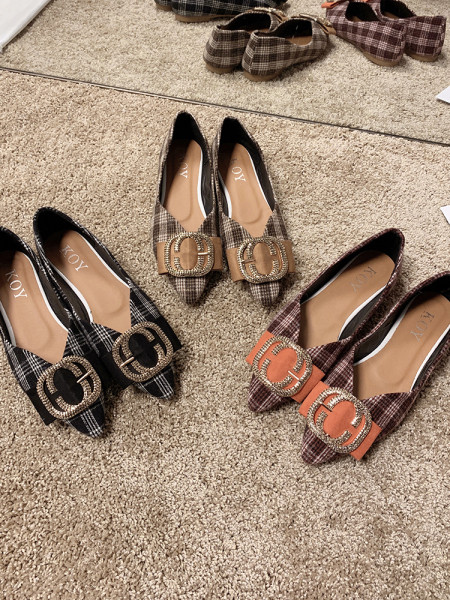 Plediniai moteriški batai su metaliniu elementu ir lygiu padu