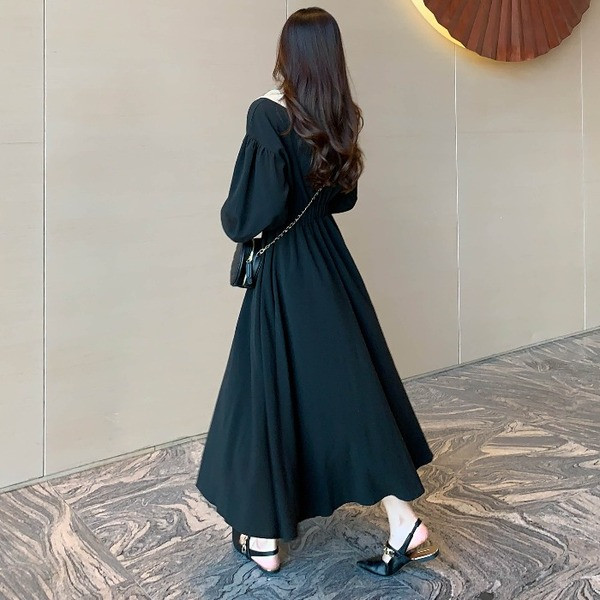 Ilga moteriška retro suknelė su V formos iškirpte ir sagomis