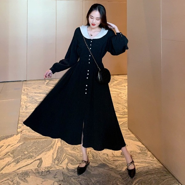 Ilga moteriška retro suknelė su V formos iškirpte ir sagomis