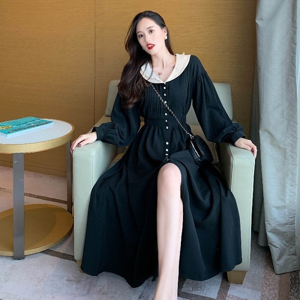 Ilga moteriška retro suknelė su V formos iškirpte ir sagomis