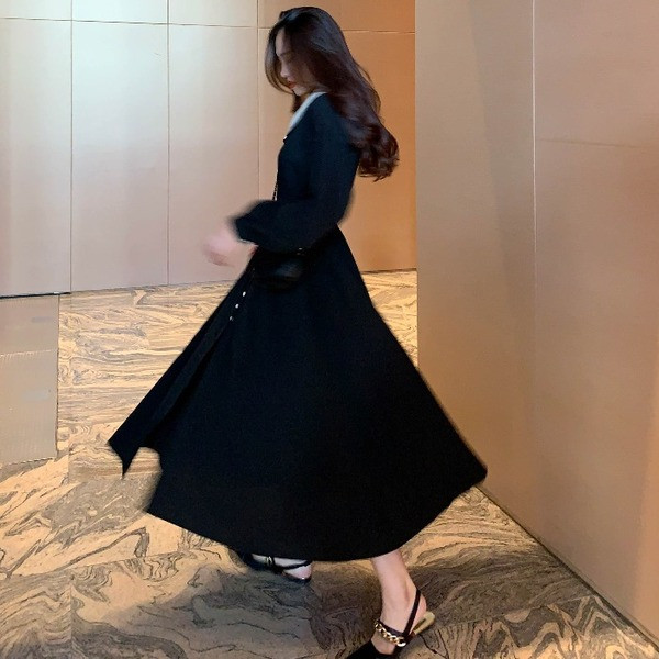 Ilga moteriška retro suknelė su V formos iškirpte ir sagomis