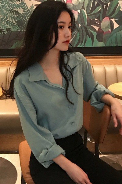 Modernūs moteriški marškiniai su špicine iškirpte ir sagomis – platus modelis