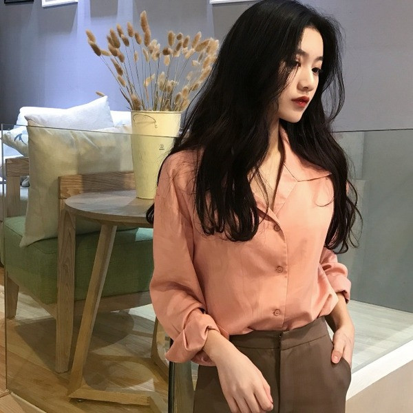 Modernūs moteriški marškiniai su špicine iškirpte ir sagomis – platus modelis