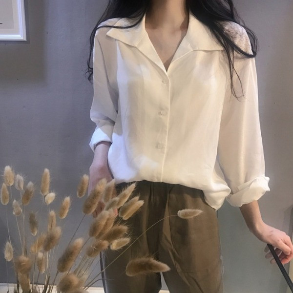 Modernūs moteriški marškiniai su špicine iškirpte ir sagomis – platus modelis